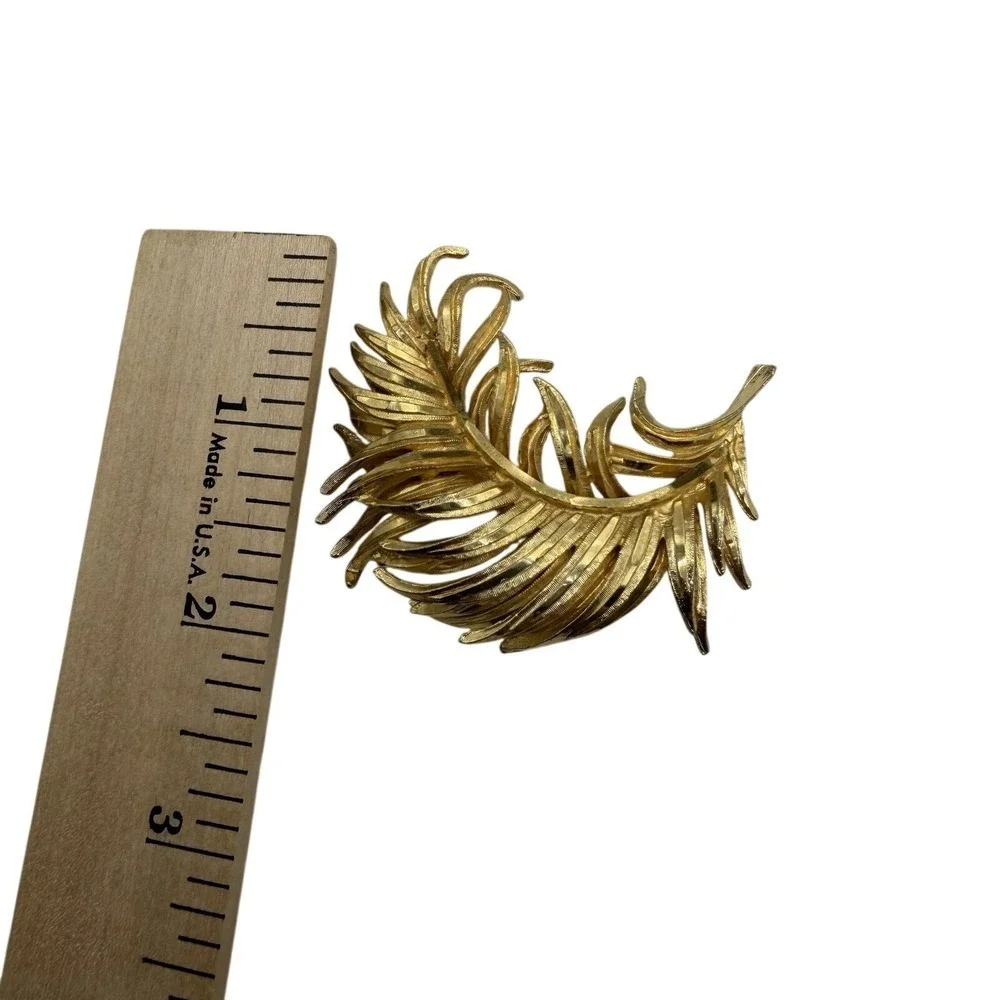 BSK Vintage Gold Tone Textured Leaf Feather Brooch Pin Mid Century Jewelry